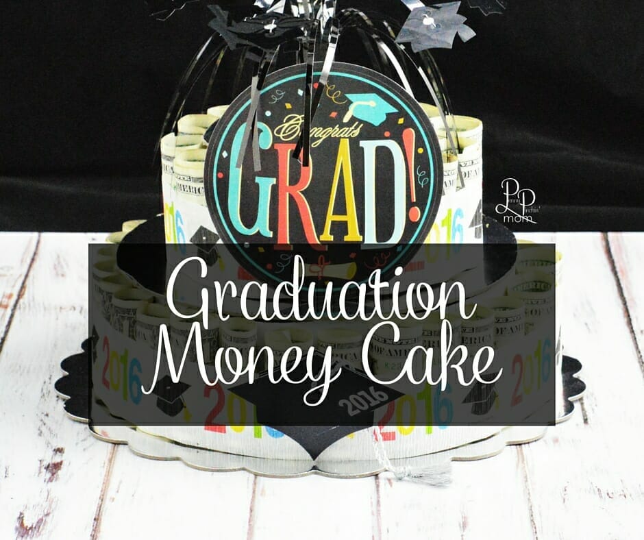 How to Make a Money Cake for Graduation (WITH PHOTOS)