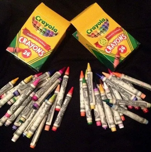 Cum să oferi bani în dar - creioane colorate
